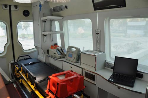 独山县救护车内部